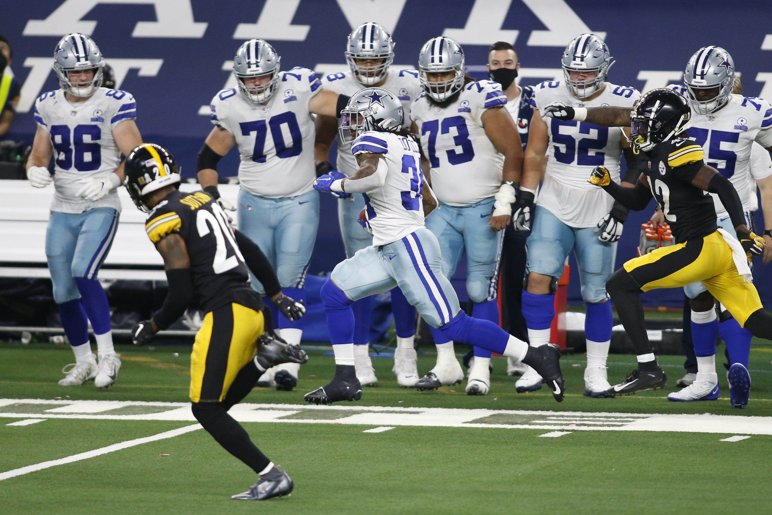 Nov 8, 2020; Arlington, Texas, USA; Dallas Cowboys running back Rico Dowdle (34) returns a kickoff in the fourth quarter against the Pittsburgh Steelers at AT&amp;T Stadium. Mandatory Credit: Tim Heitman-USA TODAY Sports