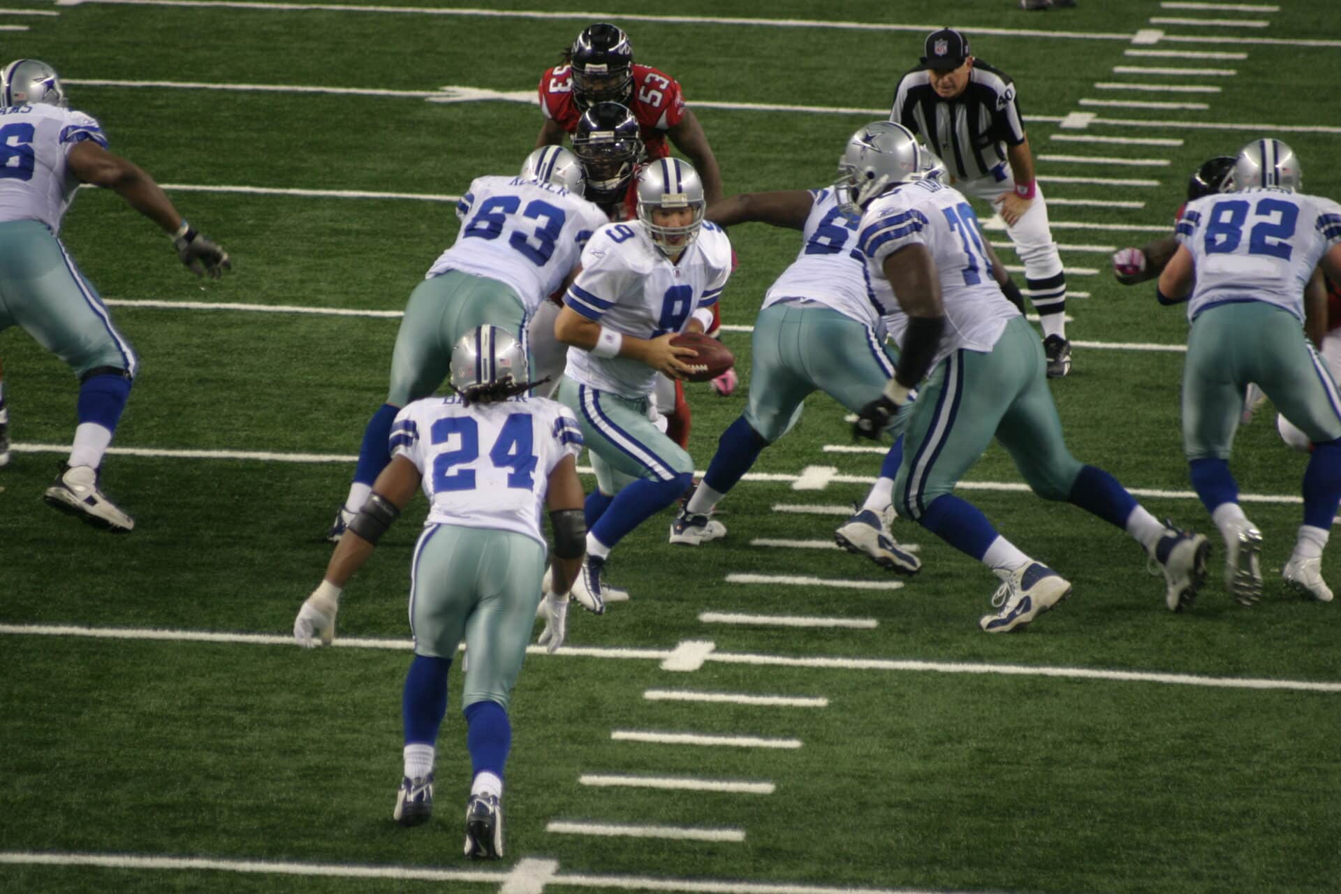 Tony Romo prepares to hand off to Marion Barber III in the Cowboys victory over the Falcons in 2009. (Photo by Richard Paolinelli)