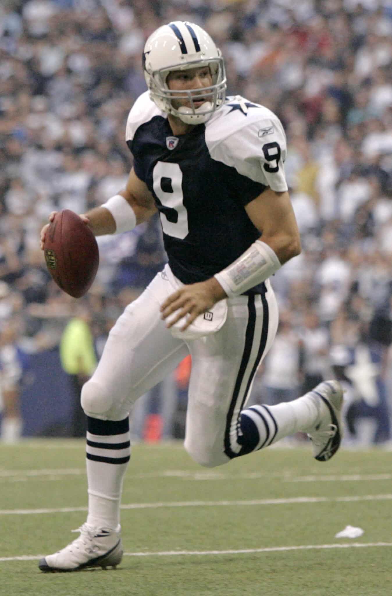 ** ADVANCE FOR WEEKEND EDITONS, DEC. 1-3 ** Dallas Cowboys quarterback Tony Romo (9) runs to the right looking for a receiver in the 2nd half of a football game against the Tampa Bay Buccaneers , Thursday, Nov. 23, 2006, in Irving, Texas,. (AP Photo/Tony Gutierrez)