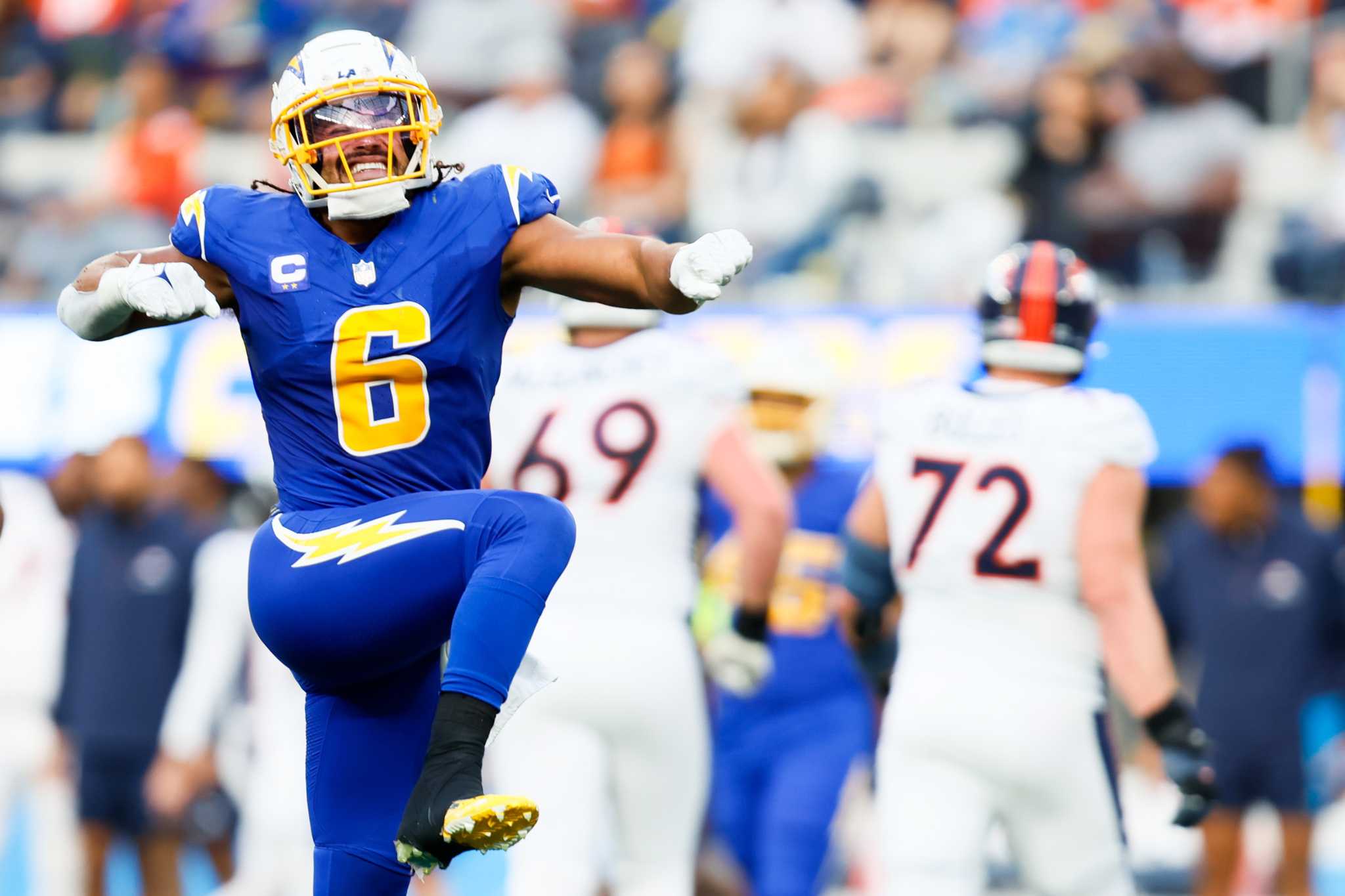 Los Angeles Chargers linebacker Eric Kendricks (6) celebrates after a sack during the first half against the Denver Broncos at SoFi Stadium in Inglewood, California, Sunday, Dec. 10, 2023. (Allen J. Schaben/Los Angeles Times/TNS)